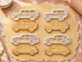 Set Offroad: 4 weiße Ausstecher mit Prägung, darunter die gebackenen, geprägten Kekse, auf ausgerolltem Teig und hellem Holz