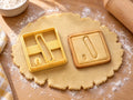 Butter-gelber Ausstecher Buchstabe I mit Prägung neben quadratischem Keks mit schlankem, schrägem I auf hellem Holz