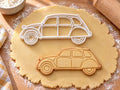 2CV Ente Seite-Ausstecher mit Prägung über dem gebackenen Keks auf hellem Holz