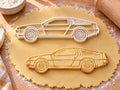 DeLorean Seite-Ausstecher mit Prägung über dem gebackenen Keks auf hellem Holz