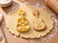 Butter-gelber Gitarren-Ausstecher mit Prägung neben gebackenem Keks mit verschnörkelter Kopfplatte und Stegstiften auf hellem Holz