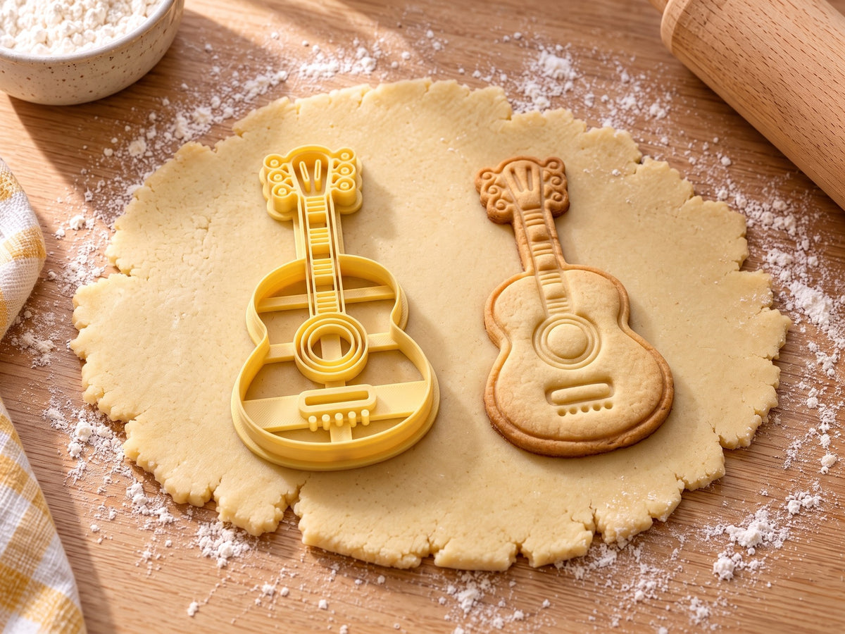 Butter-gelber Gitarren-Ausstecher mit Prägung neben gebackenem Keks mit verschnörkelter Kopfplatte und Stegstiften auf hellem Holz