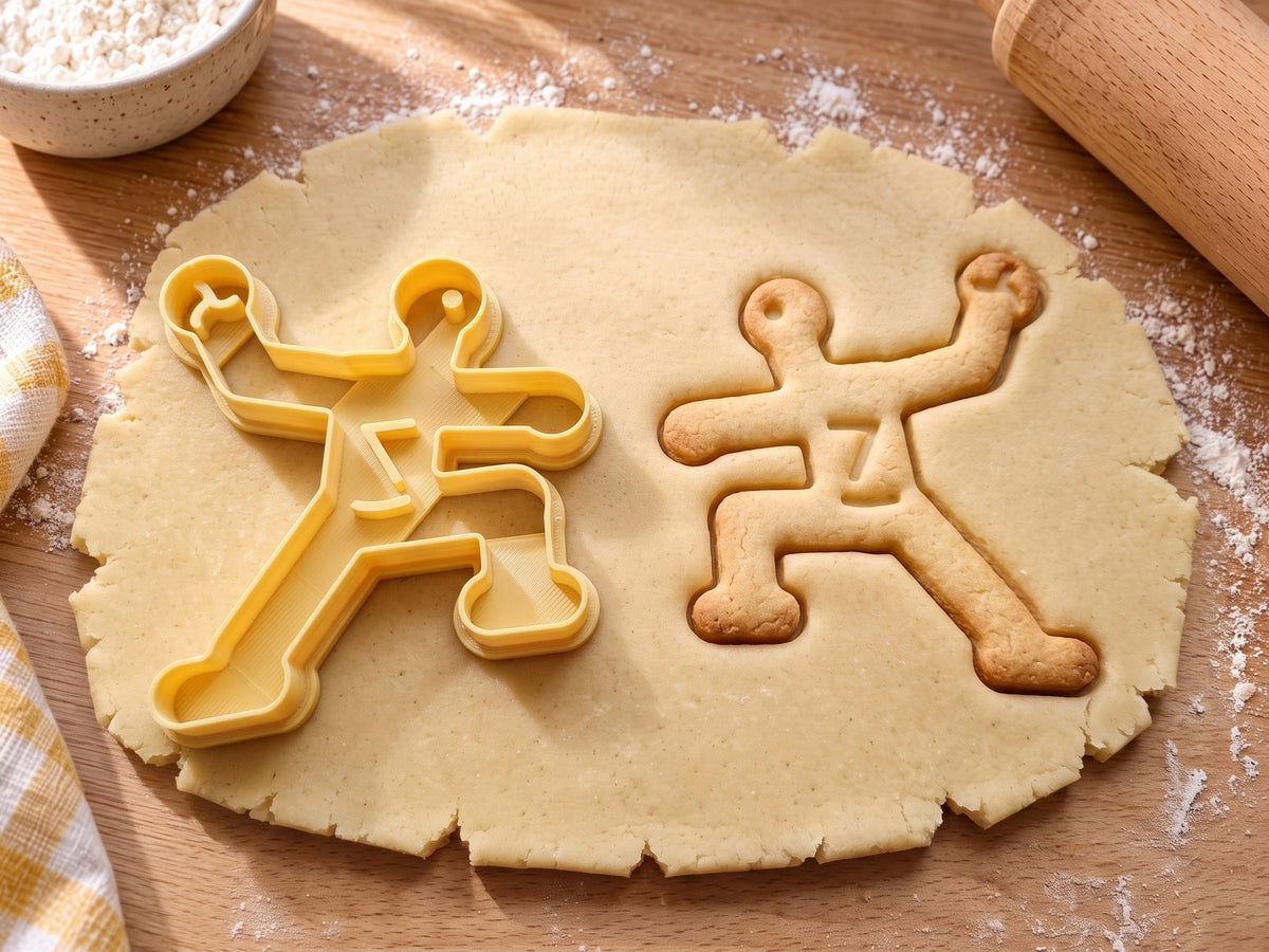 Butter-gelber Handballspieler-Ausstecher mit Prägung neben gebackenem Keks mit Wurfarm, Ball und Nummer 7 auf hellem Holz