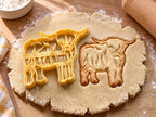 Butter-gelber Hochlandrind-Ausstecher mit Prägung neben gebackenem Keks mit Fellsträhnen, Hörnern und Stirnpony auf hellem Holz
