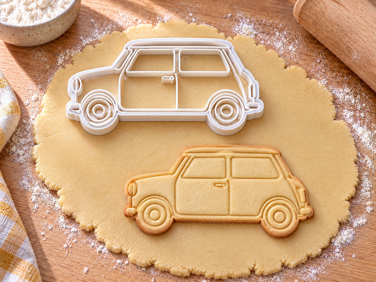 Mini Seite-Ausstecher mit Prägung über dem gebackenen Keks auf hellem Holz