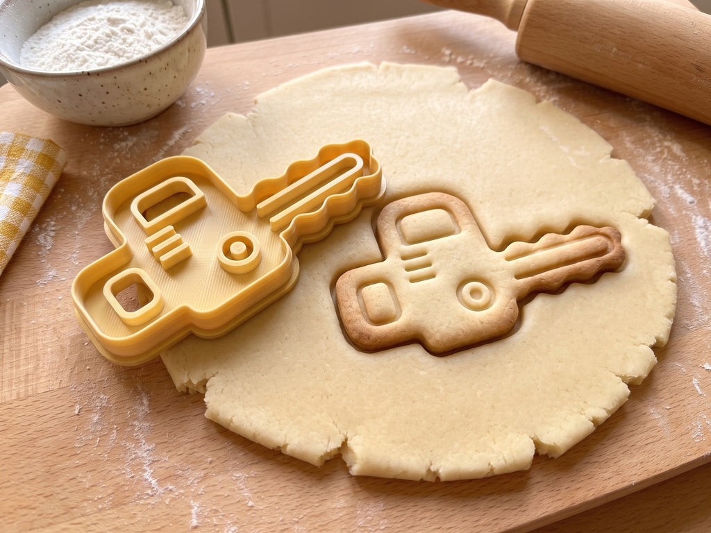 Butter-gelber Motorsägen-Ausstecher mit Prägung neben gebackenem Keks mit geprägtem Schwert und gezackter Kette auf hellem Holz
