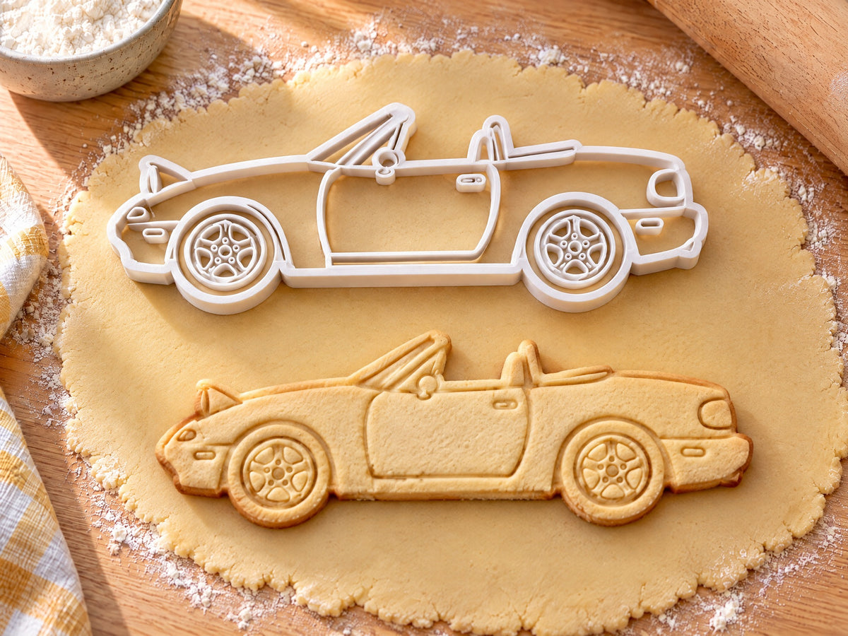 MX-5 Seite-Ausstecher mit Prägung über dem gebackenen Keks auf hellem Holz