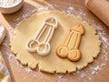 Penis lang-Ausstecher mit Prägung neben gebackenem Keks auf hellem Holz