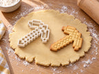 Pixel-Spitzhacke-Ausstecher mit Prägung neben gebackenem Keks auf hellem Holz