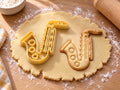Butter-gelber Saxophon-Ausstecher mit Prägung neben gebackenem Keks mit Klappen, Tonlöchern und Mundstück auf hellem Holz