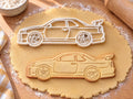 Skyline R34 Seite-Ausstecher mit Prägung über dem gebackenen Keks auf hellem Holz
